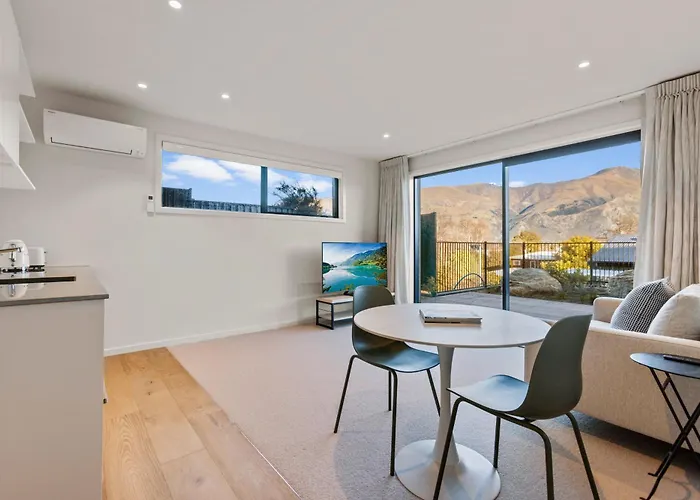 Guest With Roys Peak Views 4*